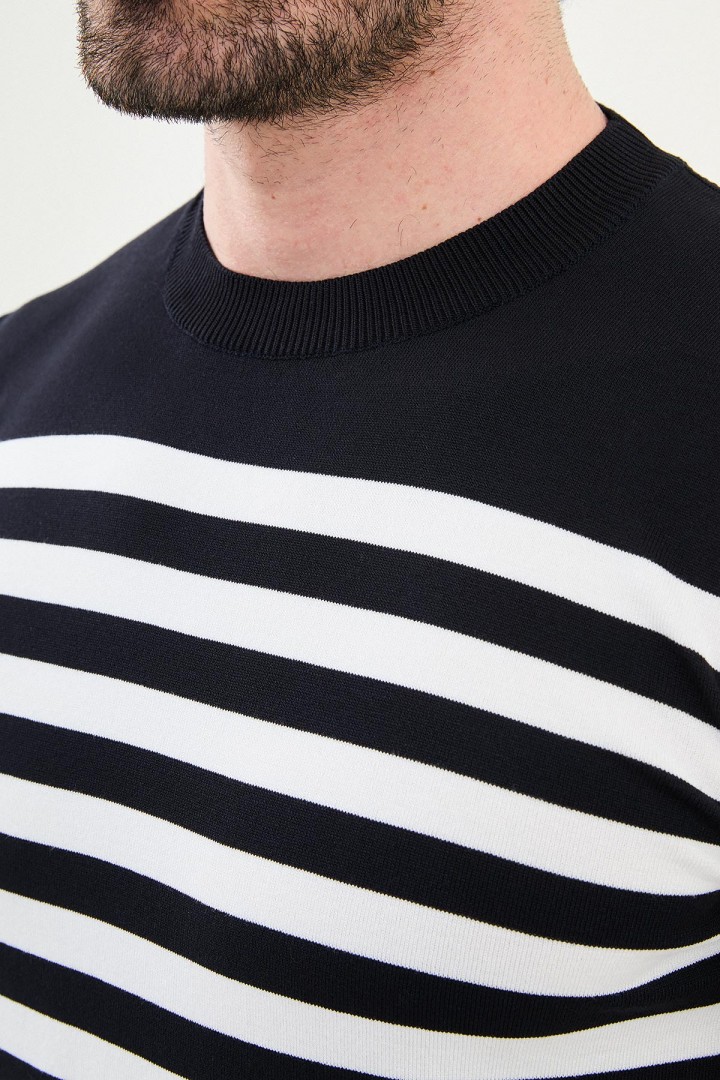 Dark Blue Color Striped Casual Men's Knit T Shirt